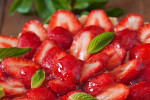 Fruchtverarbeitung - geschnittene Erdbeeren